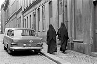 Två nunnor vid Norra Smedjegatan 18.