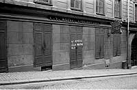Herkulesgatan 4, C. V Klints läderhandel är stängd och på porten är det skrivet att butiken flyttat till Lilla Nygatan nr 11.