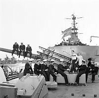 Ombord på Kryssaren HMS Tre kronor gjorde TV ett direktsänt underhållningsprogram kallat Kryssarspelet. Scenuppträdande bakom aktre kanontornet, mannar ur Flottans besättning ser på. Strömmen.