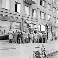 Kö utanför restaurang Söderport, Liljeholmsbron 8. Motbokssystemet avskaffas och starköl, slog den fria spriten i försäljning.