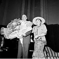 Karl Gerhard blomsterhyllas av Zarah Leander på sin 65-års dag, på Konserthuset. 
