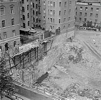 Huset med bakgård är Odengatan 65-67. Gården ligger mot gropen som är den rivna Stjärngatan 1-5. Huset i fonden är Biokemiska Institutet på Odengatan 63, i kvarteret Spelbomskan.