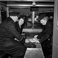 Stockholms Spårvägars två första kvinnliga bussförare Margit Claesson och Birgit Carlsson utbildas av trafikförman Einar Bergkvist i bussen.