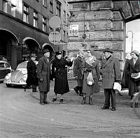 Vasagatan. Nyutexaminerade kvinnlig polis i tjänst är ett nytt inslag i gatubilden. Nyfikna och intresserade förbipasserande människor.