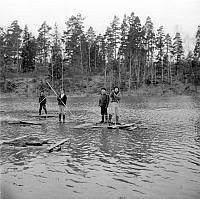 Lekande barn på flottar i farlig smältvattensjö i Farsta.