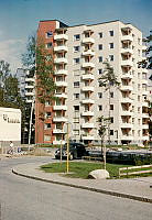 Blackeberg. Vy från Elias Lönnrots Väg mot bostadshuset vid Björnsonsgatan 138. Till vänster skymtar en Konsumbutik.