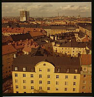 Utsikt norrut från Folksamhuset över Södermalm med Skattehuset till vänster. Skattehuset är under byggnad. Till höger i fonden Katarina kyrka.