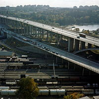 Utsikt från Folksamhuset över Skansbron, Skanstullsbron och Årstaviken mot sydväst. I förgrunden bangård. I fonden Årsta.