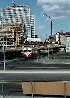 Sveavägen sedd norrut vid nuvarande Sergels Torg. Tredje och Fjärde höghusen är under byggnad. I bakgrunden Mäster Samuelsgatans viadukt.