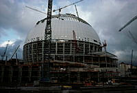 Johanneshov. Arenan Globen under byggnad. Bygget är uppe i full höjd. Ytterhölje i form av vita plåtkassetter sätts upp på övre delen av arenan.