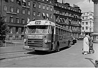 Tegelbacken. Premiär för Spårvägens nya röda Sightseeingbuss 701. För turister på sightseeing framförallt i ytterstaden där det då bodde 540 000 personer.