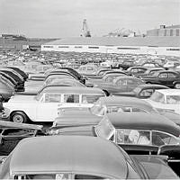 Nya importerade bilar står och rostar i Frihamnen. Mellan 3000-4000 bilar står långvarigt uppställda i hamnen. I fonden Magasin 1, 2 och 3.