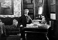 August Strindberg vid skrivbordet i sin bostad på Karlavägen 40 (nu 82).