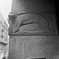 Fasadskulptur i portalen på Nybrogatan 9.