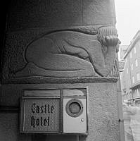 Fasadskulptur i portalen på Nybrogatan 9.