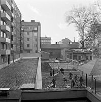 Barn som leker. Linnégatan 56, utsikt över gårdarna söderut