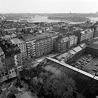 Vy från Hedvig Eleonora kyrka, mot sydost, med Armémuseum och Artillerigatan i förgrunden.