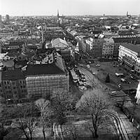 Vy från Hedvig Eleonora kyrka, västerut, med Östermalmstorg i förgrunden.