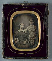 Porträtt av en kvinna och en flicka. Daguerreotyp.