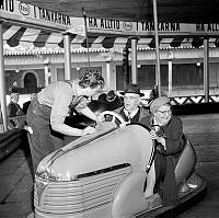 En gratis helkväll på Gröna Lund. Pensionärerna Oscar Sund och Sara Larsson kör radiobil.