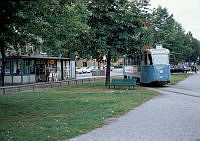 Valhallavägen. Ändhållplatsen Hakberget för spårvägslinje 4. Spårvagn på väg in i vändslingan. Spårvagnshållplats med pressbyråkiosk.