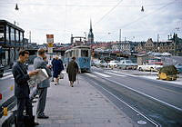 Katarinavägen. Spårvagnshållplats Slussen sedd mot Slussens trafikanläggning. Spårvagn på linje 8 av mustangtyp.
