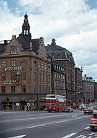 Skeppsbron norrut med buss och biltrafik.