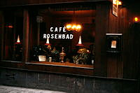 Jakobsgatan 28. Café Rosenbads fönster mot gatan. Caféet sett kvällstid.