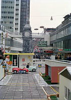 Hötorgscity. Sergelgatan sedd söderut mot blivande Sergels Torg. I bakgrunden entré till Sergel - teatern. Barn på trampbilar.