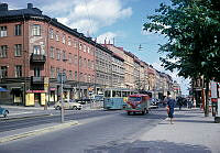 Hornsgatan med Hornsgatspuckeln österut vid Mariatorget. Till vänster Blecktornsgränd. Spårvagn på linje 10 passerar.