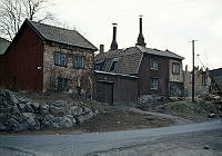 Lundagatan 1och 3. Äldre bebyggelse vid Lundagatans början från Ludvigsbergsgatan. Längst till höger pågår rivning av hus, Lundagatan 5.