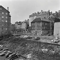Vy norrut över avriven tomt mot Högbergsgatan och trapporna upp till Skaraborgsgatan.
