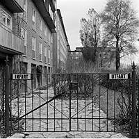 Gård med grindar till Högbergsgatan 67.