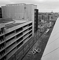 Vy från taket mot nordost över P-husen vid Herkulesgatan mot Brunkebergs torg.