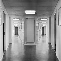 Korridorer med ljusschakt emellan i Johnsonkoncernen kontor vid Stureplan 1, 3.