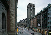 Utsikt från Regeringsgatans viadukt över Kungsgatan mot det Norra Kungstornet och kv. Polacken till höger.