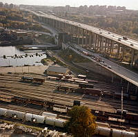 Vy från Folksamhuset över Skansbron med broöppning och Skanstullsbron mot Johanneshov. I mitten Hammarbyslussen. Söderut.