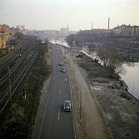 Barnhusstranden med bangård till vänster från Sankt Eriksbron. Till vänster i bakgrunden syns Bonniers tryckeribyggnad. Mot sydost.