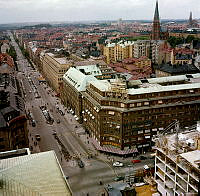 Utsikt från Första höghuset norrut. Till vänster Sveavägen. I förgrunden korsningen Kungsgatan, Sveavägen, kvarteret Oxhuvudet med Centrumhuset.