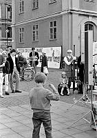 Folksamling på Slussplan framför Stadsmuseet