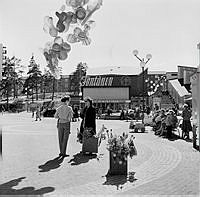 Vällingby centrum. Folkliv på torget.