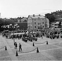 Midsommarfirande på Medborgarplatsen. Vy mot norr. Lillienhoffska huset eller Engelska huset till höger.