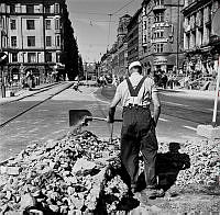 Vägarbete framför Centralstationen. I fonden LO-borgen, ursprungligen Carlbergska huset vid Norra Bantorget