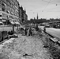 Gatuarbete utanför Centralstationen och Esseltehuset. I fonden Tegelbacken och Riddarholmskyrkan.