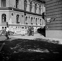 Folkliv i korsningen Kungsträdgårdsgatan och Arsenalgatan. 