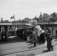 Kö för att gå ombord på Djurgårdsfärjan vid Räntmästartrappan. I fonden södermalm och Katarina kyrka.