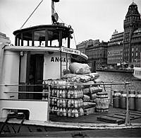 En skärgårdsbåt ligger vid Nybrohamnen. Skylten säger Stockholm Möja.