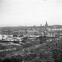 Vy från Henriksdalsberget mot Skanstullsbron. Hammarbyhamnen och Hammarby sjö. 