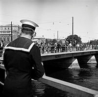 En sjöman tittar mot Strömbron och Operan.