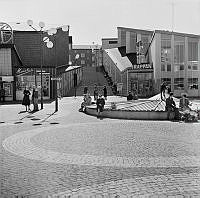 Vällingby centrum med biografen Fontänen.